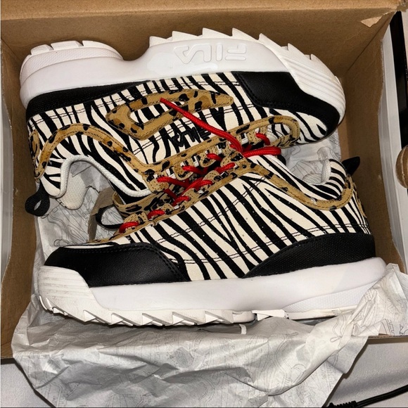 ❌❌SOLD ❌❌ EUC FILA DISRUPTOR II ANIMAL PRINT - Picture 3 of 8